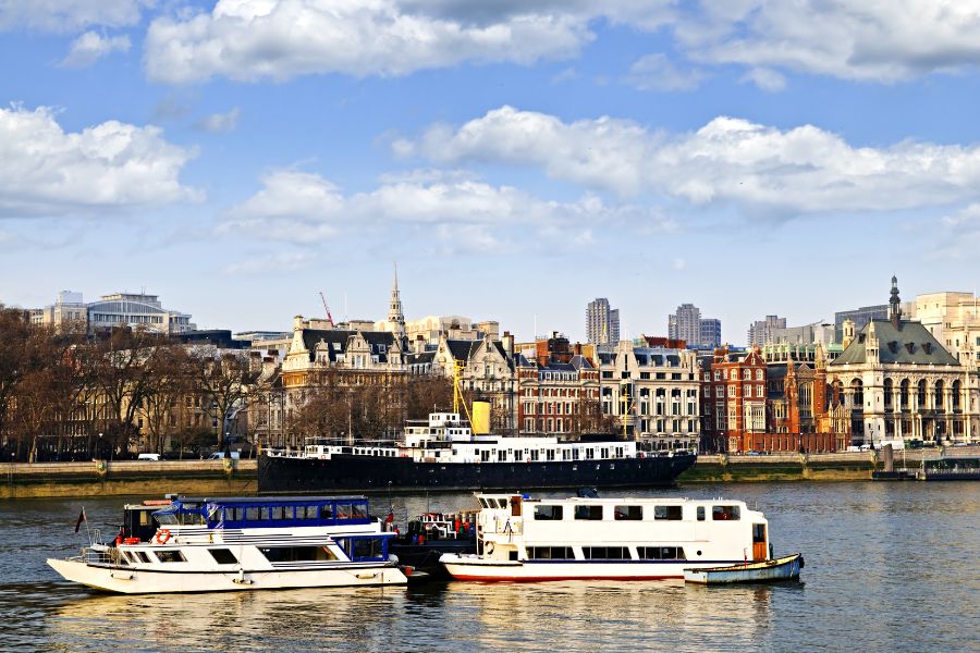 שייט על התמזה - סוגי שייט, מחירים וטיפים לחוויה מושלמת